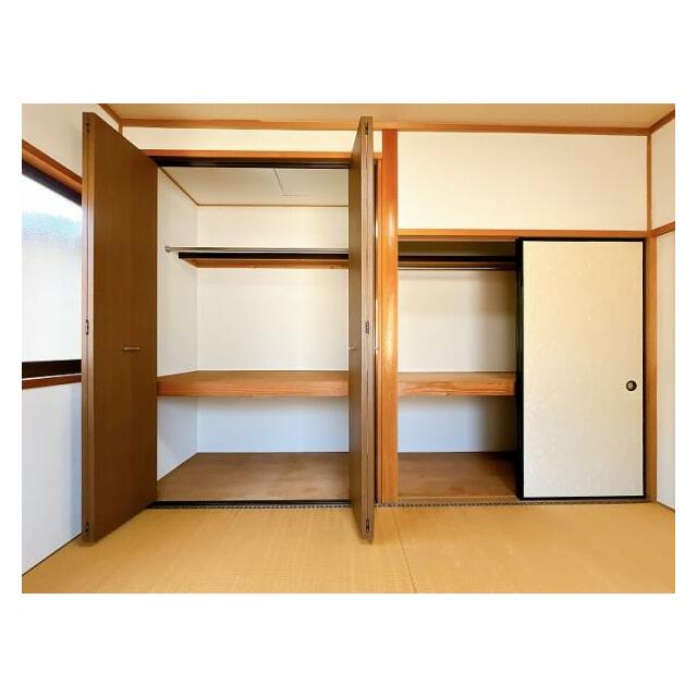 「2階　約6帖和室」押入れの写真です。ハンガーをかけるスペースもございます。