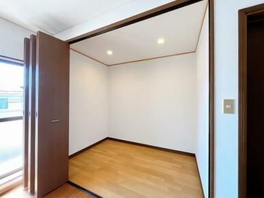 「2階南東側　約7帖洋室」納屋の中の写真です。