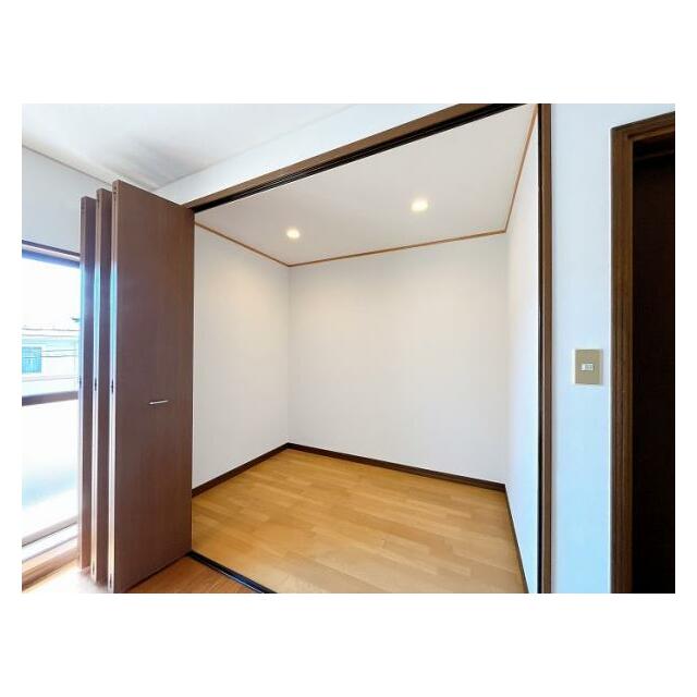 「2階南東側　約7帖洋室」納屋の中の写真です。