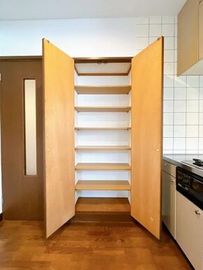 「キッチン」収納の中の写真です。