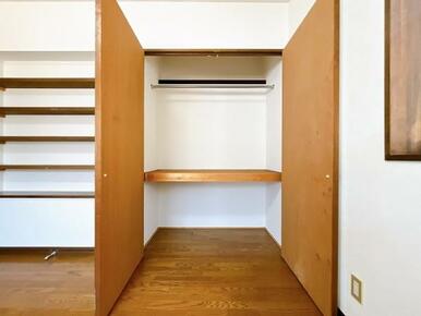 「2階北西側　約6.5帖洋室」クローゼットの中身の写真です。
