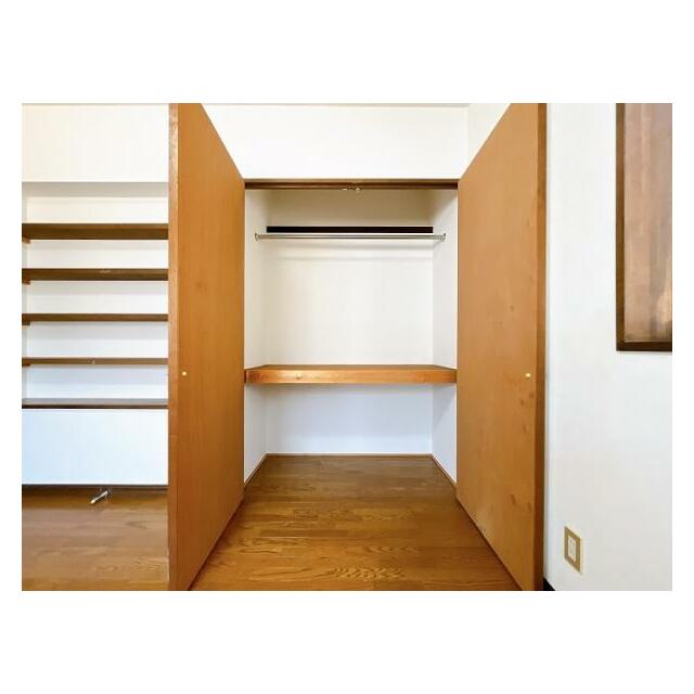 「2階北西側　約6.5帖洋室」クローゼットの中身の写真です。