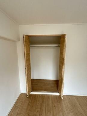 「洋室」約6帖の洋室の収納です。