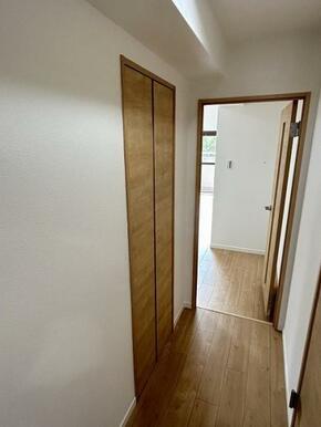 「廊下」廊下にも収納ございます。