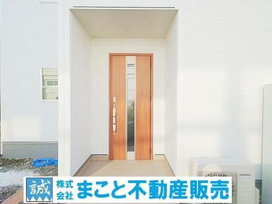 ※玄関エントランスです。屋根付きなので雨の日も安心です♪（施工例）