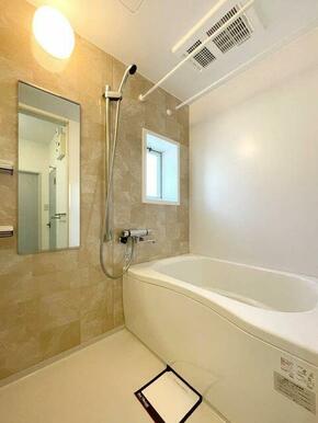 浴室です。（スライドシャワーフック導入、浴室乾燥機付き）