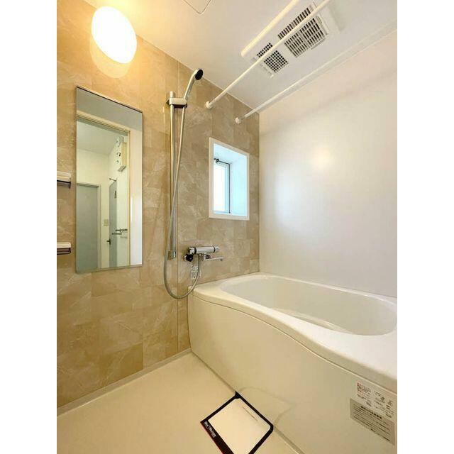 浴室です。（スライドシャワーフック導入、浴室乾燥機付き）