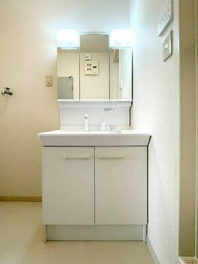 三面鏡洗面台です。