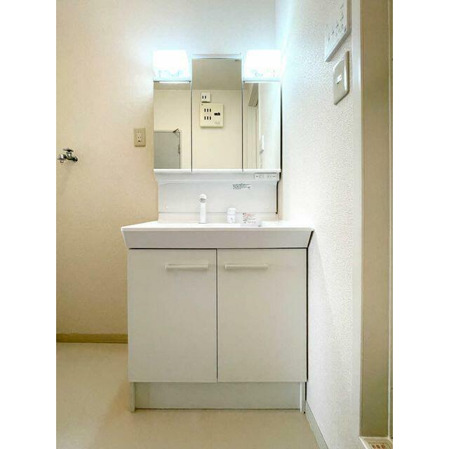 三面鏡洗面台です。