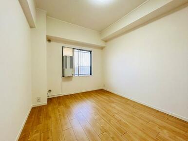 北側洋室2部屋に窓用エアコン設置しております