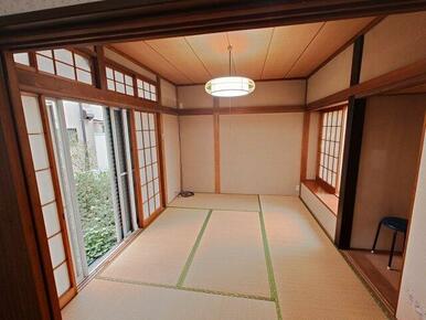 庭と駐車場両方に面した窓を持つ和室です。（６帖）障子付きで、風通しと日当たりの良いお部屋になってい