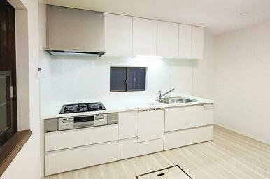 キッチン：便利な浄水器＆食洗機付きのシステムキッチンを新調しました。
