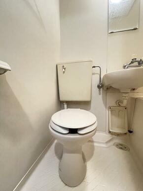 白を基調とした空間で清潔感のあるトイレです！