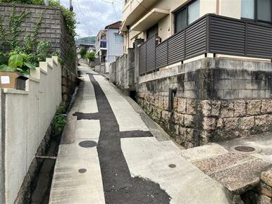 駐車場は無しですが、軽自動車進入可です。