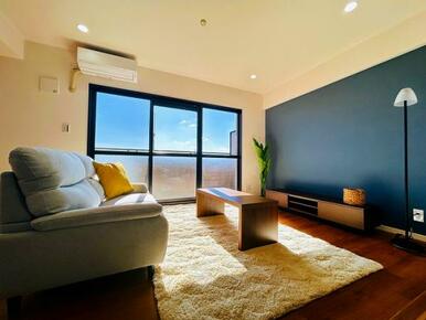 「LDK」リビングスペースにはソファやテレビ台を設置しており、すぐに生活いただけるようになっております。