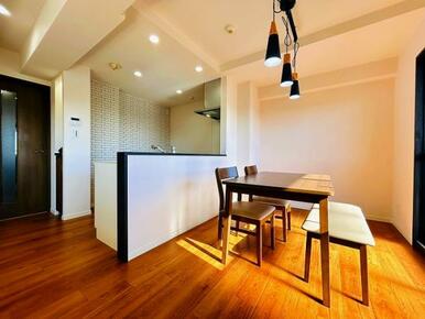 「LDK」テーブルと椅子を設置しております。こちらは物件と一緒にお引渡し致します。