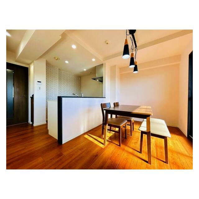 「LDK」テーブルと椅子を設置しております。こちらは物件と一緒にお引渡し致します。