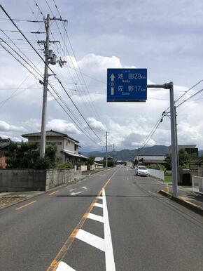 前面道路：主要地方道観音寺佐野線（８号線）　写真撮影年月：２０２３年７月