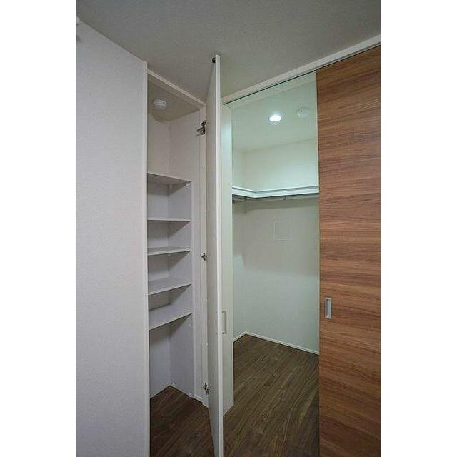 洋室にはウォークインクロゼットがございます。