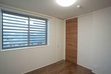 洋室６．１帖　照明器具の設置がございます。