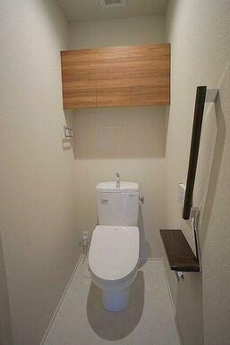 洗浄機能付き暖房便座を設置、上部には吊戸棚がございます。