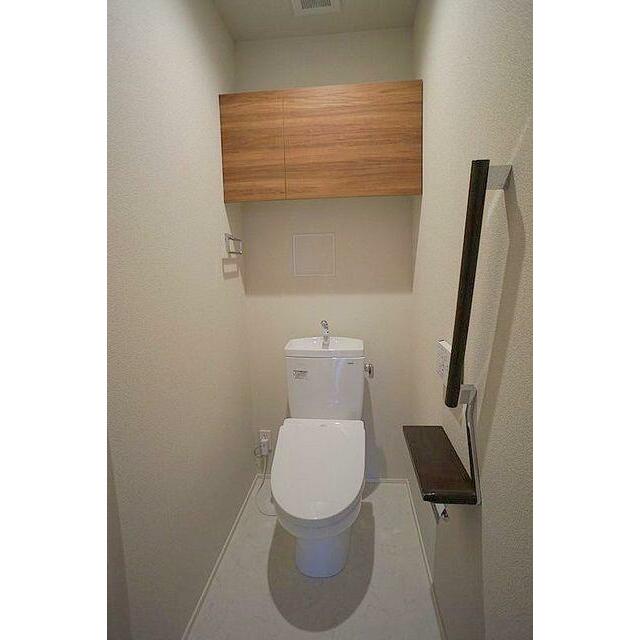 洗浄機能付き暖房便座を設置、上部には吊戸棚がございます。