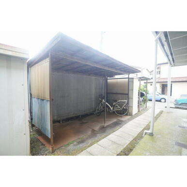 敷地内に駐輪場があります。