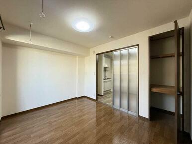 【洋室】中段・枕棚を配した壁一面のクローゼットは、天井の高さも活かしてたっぷり収納できます♪