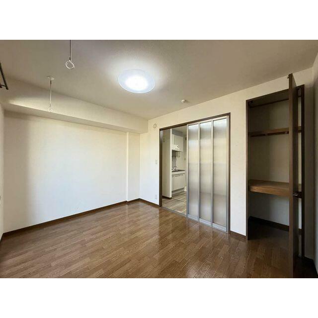 【洋室】中段・枕棚を配した壁一面のクローゼットは、天井の高さも活かしてたっぷり収納できます♪