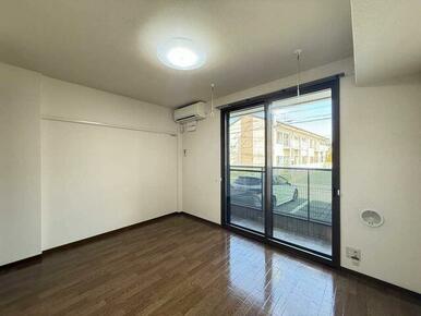 【洋室】ＬＥＤ照明付きのため、入居時の初期費用が抑えられます♪