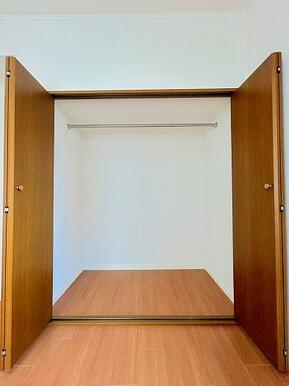 「3階東側洋室＿約7.6帖」空間を活かした収納です。