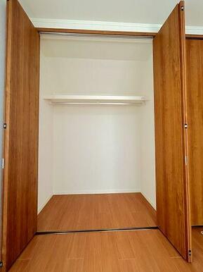 「3階西側洋室＿約6帖」空間を活かした収納です。