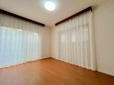 「1階洋室＿約6帖」周りの目が気にならないレースカーテン付きです。