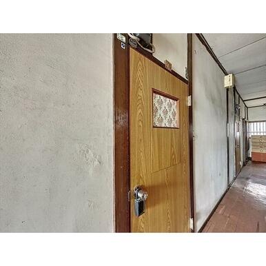 通路から見た入口ドアです