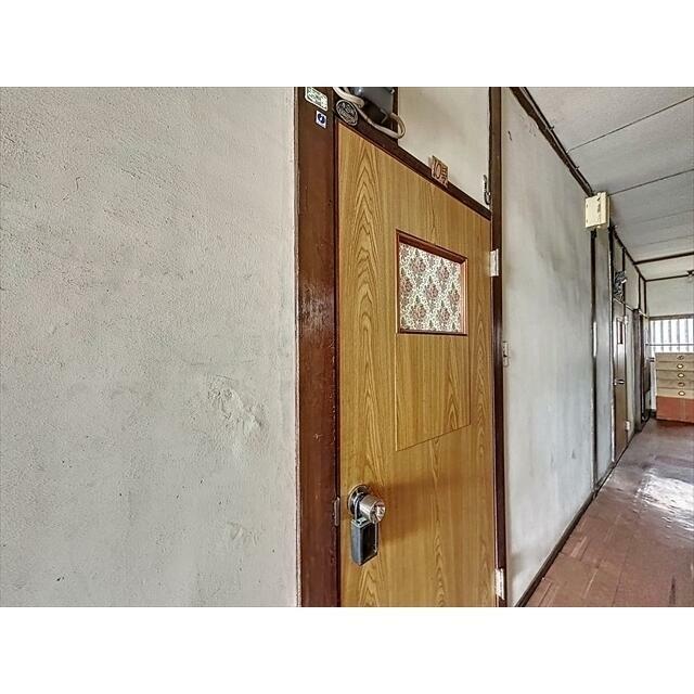 通路から見た入口ドアです