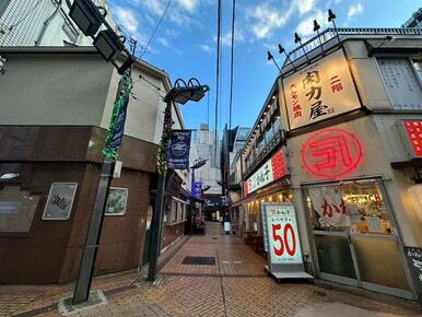 周辺に飲食店舗が立ち並ぶ賑やかな通り