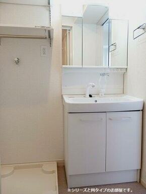 ゆったりとスペースのある洗面所