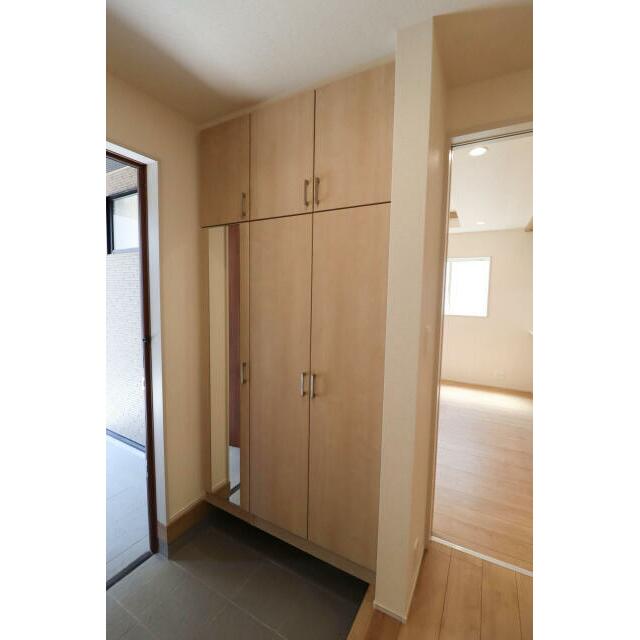 大家族でもご安心ください！玄関横には大型のシューズボックスがあり常時片付いた空間がキープできます♪