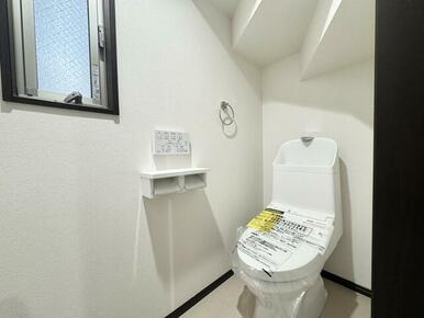 階段下を活用したＴＯＴＯのウォシュレット付きトイレです