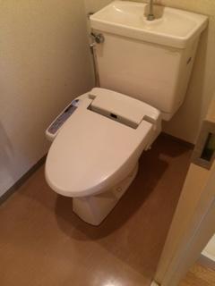 トイレは嬉しい温水洗浄便座機能付です！