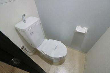 トイレにはコンセントがあるので温水洗浄便座取付可能です。