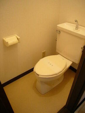 シンプルな洋式トイレ