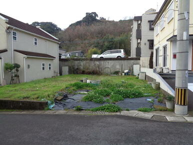 北東側前面道路側より敷地全体