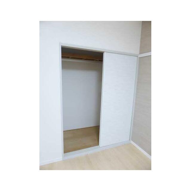 東側洋間収納