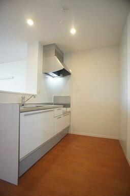 【キッチン】家族との会話を楽しみながら料理が出来るカウンタータイプ♪収納充実のオールスライド引出し…