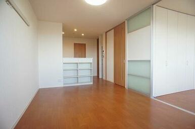 【ＬＤＫ】キッチンと対面式の繋がりが良いリビングです！広々とした空間でお部屋作りも幅広く楽しめそう…