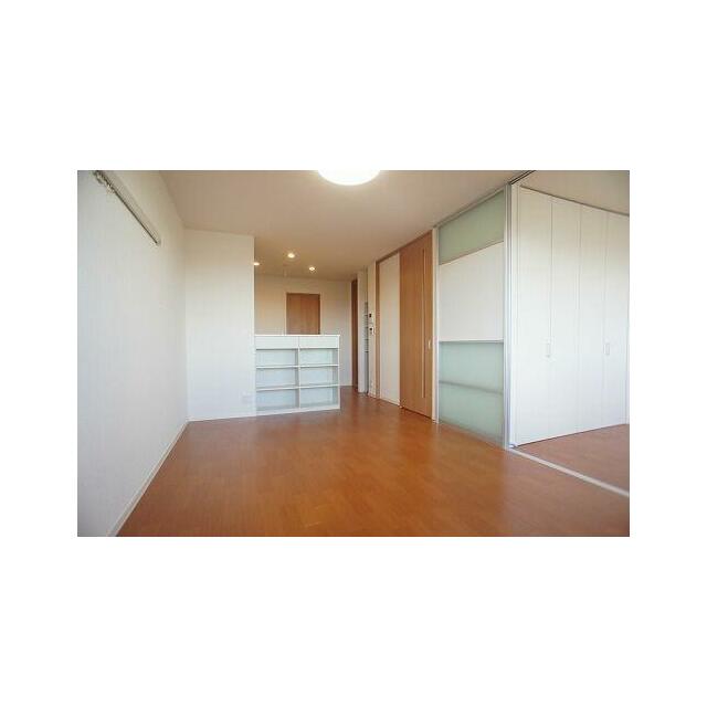 【ＬＤＫ】キッチンと対面式の繋がりが良いリビングです！広々とした空間でお部屋作りも幅広く楽しめそう…