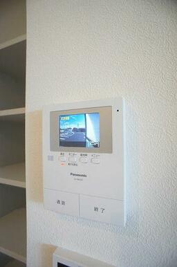 【ＴＶドアホン】来訪者を声と映像で確認できて女性にも安心を与えるカラーモニター付ドアホン♪録画機能…