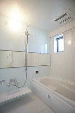 【浴室】１日の終わりは清潔感のある快適な空間で、ゆっくりと疲れを癒してください♪２４時間換気システ…