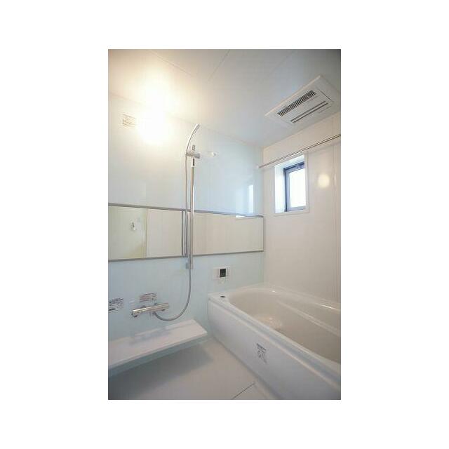 【浴室】１日の終わりは清潔感のある快適な空間で、ゆっくりと疲れを癒してください♪２４時間換気システ…